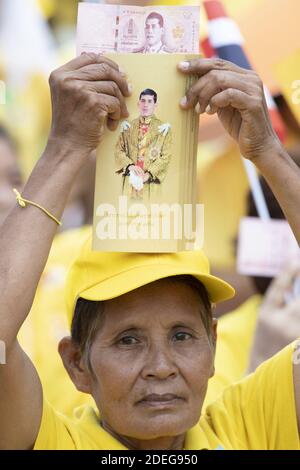 Die Menschen warten auf die Ausstrahlung des Königs Rama X, seiner Majestät König Maha Vajiralongkorn Bodindradebayavarangkun in Bangkok, Thailand am 6. Mai 2019. Foto von Loic Baratoux/ABACAPRESS.COM Stockfoto