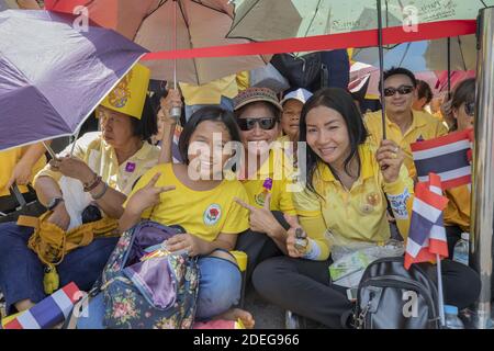 Die Menschen warten auf die Ausstrahlung des Königs Rama X, seiner Majestät König Maha Vajiralongkorn Bodindradebayavarangkun in Bangkok, Thailand am 6. Mai 2019. Foto von Loic Baratoux/ABACAPRESS.COM Stockfoto