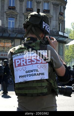 Ein Pressefotograf mit Helm und auf der Rückseite Schreibpresse netter Fotograf, der die Bewegung Revolt of the Yellow Wests (Gilets Jaunes) bedeckte, Gewalt hat sich in den Straßen von Paris ereignet, Zusammenstöße zwischen Demonstranten der Gelbwesten und der französischen Anti-Riot-Polizei mit Tränengas, Betäubungsgranaten und Gummigeschossen LDP ausbrachen, Mehrere Reporter und Fotografen waren die Ziele verbaler und physischer Gewalt von beiden Seiten Polizei und Gelbwesten Demonstranten während die Proteste in verschiedenen Teilen Frankreichs, begann der Protest seine am 17. November gegen die Politik von Präsident Emmanuel Mac Stockfoto