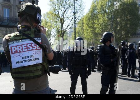 Ein Pressefotograf mit Helm und auf der Rückseite Schreibpresse netter Fotograf, der die Bewegung Revolt of the Yellow Wests (Gilets Jaunes) bedeckte, Gewalt hat sich in den Straßen von Paris ereignet, Zusammenstöße zwischen Demonstranten der Gelbwesten und der französischen Anti-Riot-Polizei mit Tränengas, Betäubungsgranaten und Gummigeschossen LDP ausbrachen, Mehrere Reporter und Fotografen waren die Ziele verbaler und physischer Gewalt von beiden Seiten Polizei und Gelbwesten Demonstranten während die Proteste in verschiedenen Teilen Frankreichs, begann der Protest seine am 17. November gegen die Politik von Präsident Emmanuel Mac Stockfoto