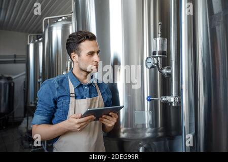 Datenerhebung und -Kontrolle oder Ausbesserungen von Anlagen in Anlagen, Kleinbetrieben und Brauereien Stockfoto