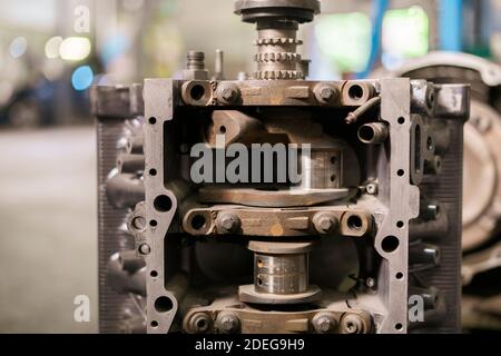 Die einige zufällige Auto Maschine Teile und Details im Auto Service-Werkstatt Stockfoto