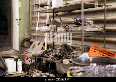 Die einige zufällige Auto Maschine Teile und Details im Auto Service-Werkstatt Stockfoto