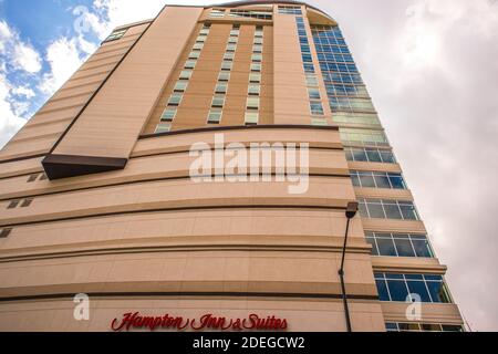 Atlanta, GA USA 03 07 20: Downtown Hampton Inn and Suites Gebäude außen Stockfoto