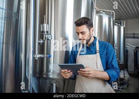 Moderne Gadgets, Datenerfassung und Geräteregelung in der Brauerei Stockfoto