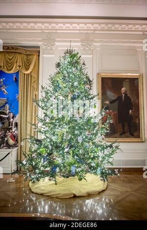 Weihnachtsdekorationen werden im East Room des Weißen Hauses ausgestellt, während der Pressevorschau der Weihnachtsdekorationen 2020 im Weißen Haus in Washington, DC am Montag, 30. November 2020. Das diesjährige Thema ist Amerika die schöne und es gibt 106 Kränze, 62 Weihnachtsbäume, mehr als 1,200 Meter Girlande, mehr als 3,200 Meter Lichterstränge, mehr als 17,000 gebunden Bögen und mehr als 150 Sorten von Laub und Blumen.Kredit: Rod Lampey / CNP - Nutzung weltweit Stockfoto