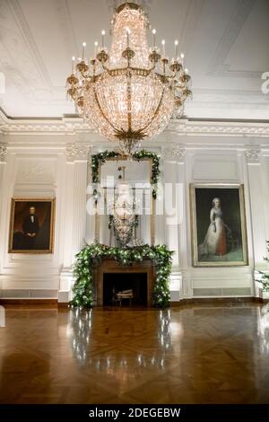 Weihnachtsdekorationen werden im East Room des Weißen Hauses ausgestellt, während der Pressevorschau der Weihnachtsdekorationen 2020 im Weißen Haus in Washington, DC am Montag, 30. November 2020. Das diesjährige Thema ist Amerika die schöne und es gibt 106 Kränze, 62 Weihnachtsbäume, mehr als 1,200 Meter Girlande, mehr als 3,200 Meter Lichterstränge, mehr als 17,000 gebunden Bögen und mehr als 150 Sorten von Laub und Blumen.Kredit: Rod Lampey / CNP - Nutzung weltweit Stockfoto