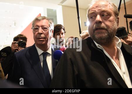 Patrick Balkany (L) und sein Anwalt Eric Dupond-Moretti treffen am 13. Mai 2019 im Gerichtsgebäude in Paris ein. Ein politisches Machtpaar, Patrick und Isabelle Balkany, Bürgermeister und stellvertretende Bürgermeisterin der wohlhabenden Stadt Levallois-Perret, westlich von Paris, gehen am Montag vor Gericht, weil sie den Verdacht haben, über 13 Millionen Euro an unrechtmäßig erworbenen Vermögenswerten, darunter zwei Luxusvillen, vor dem französischen Staat versteckt zu haben. Ein Pariser Gericht wird sechs Wochen lang in den Finanzmorast waten, Briefkastenfirmen in Panama und den Seychellen, Bankkonten in Lichtenstein und Singapur und Schweizer Treuhänder und loyale Frontmänner, die investieren Stockfoto