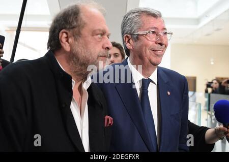 Patrick Balkany (R) und sein Anwalt Eric Dupond-Moretti treffen am 13. Mai 2019 im Gerichtsgebäude in Paris ein. Ein politisches Machtpaar, Patrick und Isabelle Balkany, Bürgermeister und stellvertretende Bürgermeisterin der wohlhabenden Stadt Levallois-Perret, westlich von Paris, gehen am Montag vor Gericht, weil sie den Verdacht haben, über 13 Millionen Euro an unrechtmäßig erworbenen Vermögenswerten, darunter zwei Luxusvillen, vor dem französischen Staat versteckt zu haben. Ein Pariser Gericht wird sechs Wochen lang in den Finanzmorast waten, Briefkastenfirmen in Panama und den Seychellen, Bankkonten in Lichtenstein und Singapur und Schweizer Treuhänder und loyale Frontmänner, die investieren Stockfoto