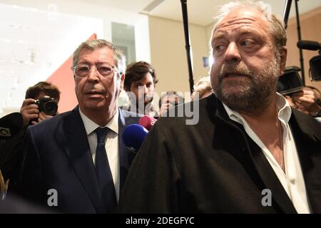 Patrick Balkany (L) und sein Anwalt Eric Dupond-Moretti treffen am 13. Mai 2019 im Gerichtsgebäude in Paris ein. Ein politisches Machtpaar, Patrick und Isabelle Balkany, Bürgermeister und stellvertretende Bürgermeisterin der wohlhabenden Stadt Levallois-Perret, westlich von Paris, gehen am Montag vor Gericht, weil sie den Verdacht haben, über 13 Millionen Euro an unrechtmäßig erworbenen Vermögenswerten, darunter zwei Luxusvillen, vor dem französischen Staat versteckt zu haben. Ein Pariser Gericht wird sechs Wochen lang in den Finanzmorast waten, Briefkastenfirmen in Panama und den Seychellen, Bankkonten in Lichtenstein und Singapur und Schweizer Treuhänder und loyale Frontmänner, die investieren Stockfoto