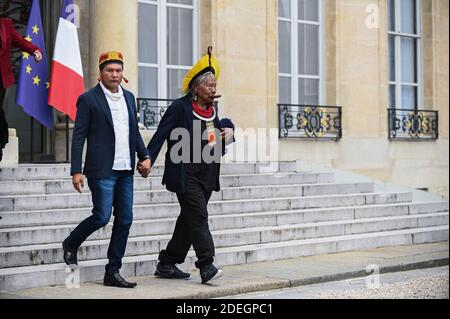 Brasiliens legendärer indigener Häuptling Raoni Metuktyre und drei indigene Führer aus dem Xingu-Reservat, die nach ihrem Treffen im Elysee-Palast mit dem französischen Präsidenten am 16. Mai 2019 in Paris aufbrach, Teil der dreiwöchigen Tour der brasilianischen Führer durch Europa, auf der sie Staatschefs treffen werden, Prominente und der Papst zu den wachsenden Bedrohungen für den Amazonas zu markieren. Der ältere Kayapo-Chef, international bekannt durch seinen traditionellen Lippenstift und seinen Federkopfschmuck, wird versuchen, eine Million Euro (1,1 Millionen USD) aufzubringen, um das Amazonas-Xingu-Reservat, Heimat vieler, besser zu schützen Stockfoto