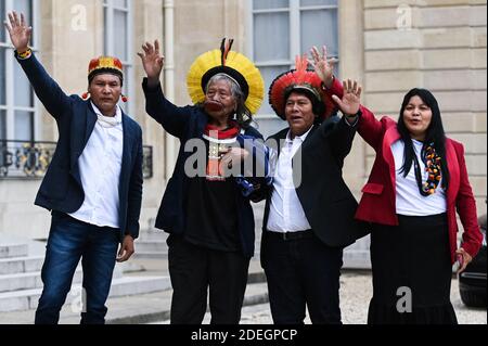 Brasiliens legendärer indigener Häuptling Raoni Metuktyre und drei indigene Führer aus dem Xingu-Reservat, die nach ihrem Treffen im Elysee-Palast mit dem französischen Präsidenten am 16. Mai 2019 in Paris aufbrach, Teil der dreiwöchigen Tour der brasilianischen Führer durch Europa, auf der sie Staatschefs treffen werden, Prominente und der Papst zu den wachsenden Bedrohungen für den Amazonas zu markieren. Der ältere Kayapo-Chef, international bekannt durch seinen traditionellen Lippenstift und seinen Federkopfschmuck, wird versuchen, eine Million Euro (1,1 Millionen USD) aufzubringen, um das Amazonas-Xingu-Reservat, Heimat vieler, besser zu schützen Stockfoto