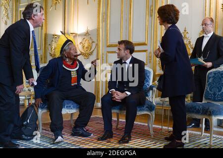 Der französische Präsident Emmanuel Macron empfängt Brasiliens legendären indigenen Häuptling Raoni Metuktyre im Elysée-Palast in Paris. Der ältere Kayapo-Chef, international bekannt durch seinen traditionellen Lippenstift und Federkopfschmuck, wird versuchen, eine Million Euro (1,1 Millionen USD) zu sammeln, um das Amazonas-Xingu-Reservat, das Heimat vieler brasilianischer Stammesvölker, besser vor Holzfällern, Bauern und Feuer zu schützen. Foto von Pool/ABACAPRESS.COM Stockfoto