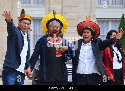 Brasiliens legendärer indigener Häuptling Raoni Metuktyre und drei indigene Führer aus dem Xingu-Reservat, die nach ihrem Treffen im Elysee-Palast mit dem französischen Präsidenten am 16. Mai 2019 in Paris aufbrach, Teil der dreiwöchigen Tour der brasilianischen Führer durch Europa, auf der sie Staatschefs treffen werden, Prominente und der Papst zu den wachsenden Bedrohungen für den Amazonas zu markieren. Der ältere Kayapo-Chef, international bekannt durch seinen traditionellen Lippenstift und seinen Federkopfschmuck, wird versuchen, eine Million Euro (1,1 Millionen USD) aufzubringen, um das Amazonas-Xingu-Reservat, Heimat vieler, besser zu schützen Stockfoto