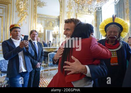 Der französische Präsident Emmanuel Macron empfängt Brasiliens legendären indigenen Häuptling Raoni Metuktyre im Elysée-Palast in Paris. Der ältere Kayapo-Chef, international bekannt durch seinen traditionellen Lippenstift und Federkopfschmuck, wird versuchen, eine Million Euro (1,1 Millionen USD) zu sammeln, um das Amazonas-Xingu-Reservat, das Heimat vieler brasilianischer Stammesvölker, besser vor Holzfällern, Bauern und Feuer zu schützen. Foto von Pool/ABACAPRESS.COM Stockfoto