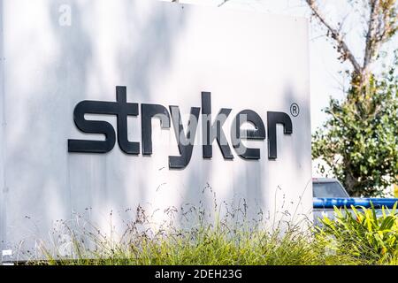 Sep 17, 2020 Fremont / CA / USA - Logo der Stryker Corporation am Hauptsitz im Silicon Valley; Stryker Corporation ist ein US-amerikanischer multinationaler Konzern Stockfoto