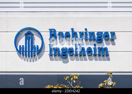 Sep 17, 2020 Fremont / CA / USA - Boehringer Ingelheim Logo am Hauptsitz des Silicon Valley; Boehringer Ingelheim ist eine der größten pha der Welt Stockfoto