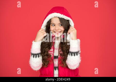 Träume wahr werden. Kalte Jahreszeit Aktivität Stil. Kindheit Glück. Thermische Kleidung. Glückliche Teenager-Mädchen tragen warme Kleidung. Winter Kid Mode. Kind mit langen lockigen Haaren in weihnachten Aparrel. Stockfoto