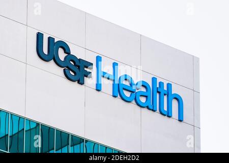 Sep 21, 2020 Brisbane / CA / USA - UCSF Health Zeichen an ihrem Standort in der Abteilung für Supply Chain Management; University of California, San Francisco Medi Stockfoto
