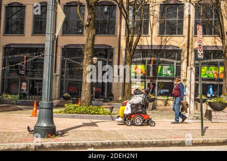 Atlanta, GA USA 03 19 20: Downtown Seniors Out während covid-19 looking away Stockfoto