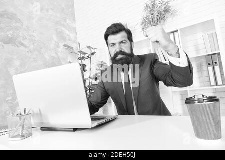 Umgang mit Ärger bei der Arbeit. Bärtiger Mann fühlt Wut bei der Arbeit. Geschäftsmann zeigen Faust in Wut. Ärger Management. Stressbewältigung. Geschäftsproblem und -Konflikt. Zähmen Sie Ihre Laune. Behalten Sie die Kontrolle. Stockfoto