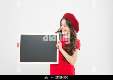 Kind promo Information Board. Für Informationen. Mädchen Halten leere Tafel Tafel. Werbung kopieren. Über diese Erinnern. Überprüfen Sie die Liste Konzept. Schule Informationen. Informieren Sie. Stockfoto