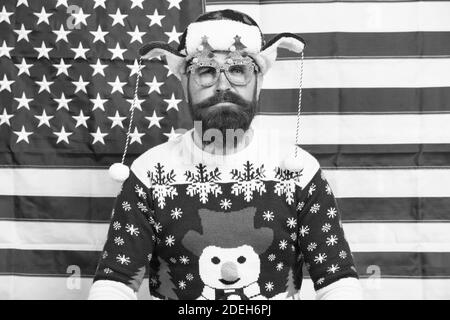 Können loslegen. Bärtiger Amerikaner ins neue Jahr feiern. Die nationalen US-Flagge. Patriotische hipster feiern Winterurlaub. All American Xmas Party. Weihnachten in den usa. Santa auf amerikanische Flagge im Hintergrund. Stockfoto