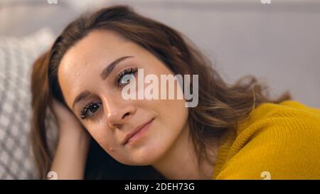 Junge hübsche Frau in Gedanken eingetaucht Stockfoto