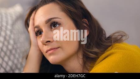 Junge hübsche Frau in Gedanken eingetaucht Stockfoto