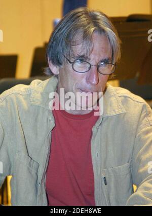 3-26-2003 Michael Tilson Thomas, künstlerischer Leiter der New World Symphony of Miami Beach, probt für eine Aufführung mit seiner Symphonie im Lincoln Theatre. Foto von Adam Scull/PHOTOlink Stockfoto