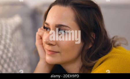 Junge hübsche Frau in Gedanken eingetaucht Stockfoto