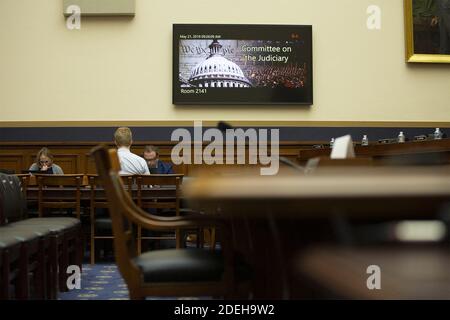 Ein leerer Stuhl, der für den ehemaligen Counsel des Präsidenten Don McGahn bestimmt war, sitzt am Dienstag, den 21. Mai 2019, im Anhörungsraum des Justizausschusses des Repräsentantenhauses auf dem Capitol Hill in Washington D.C.. McGahn widersetzte sich einer Vorladung des Justizausschusses des Repräsentantenhauses, der den Vorsitzenden des Ausschusses, den Vertreter der Vereinigten Staaten, Jerrold Nadler (Demokrat von New York), dazu drängte, zu erklären, dass der Ausschuss ihm Verachtung vorwerfen würde. Foto von Stefani Reynolds/CNP/ABACAPRESS.COM Stockfoto