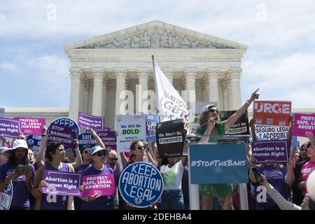 Demonstranten schlossen sich am 21. Mai 2019 mehreren demokratischen Gesetzgebern außerhalb des Obersten Gerichtshofs in Washington, DC, USA, an, um ihre Ablehnung des kürzlich von mehreren Staaten verhängten Abtreibungsverbots zu demonstrieren. Foto von Stefani Reynolds/CNP/ABACAPRESS.COM Stockfoto