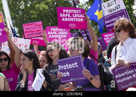 Demonstranten schlossen sich am 21. Mai 2019 mehreren demokratischen Gesetzgebern außerhalb des Obersten Gerichtshofs in Washington, DC, USA, an, um ihre Ablehnung des kürzlich von mehreren Staaten verhängten Abtreibungsverbots zu demonstrieren. Foto von Stefani Reynolds/CNP/ABACAPRESS.COM Stockfoto