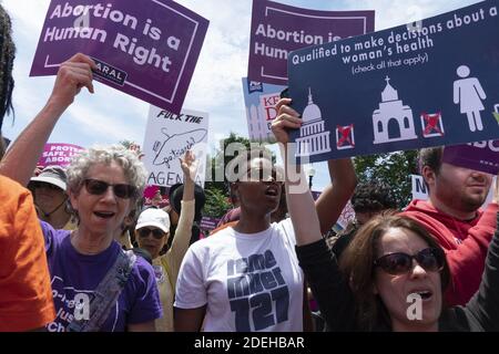 Demonstranten schlossen sich am 21. Mai 2019 mehreren demokratischen Gesetzgebern außerhalb des Obersten Gerichtshofs in Washington, DC, USA, an, um ihre Ablehnung des kürzlich von mehreren Staaten verhängten Abtreibungsverbots zu demonstrieren. Foto von Stefani Reynolds/CNP/ABACAPRESS.COM Stockfoto