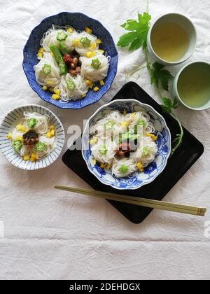 Somen (Japanische Nudeln) mit Okra, Natto (fermentierte Sojabohnen) und Mozuku-Algen Stockfoto