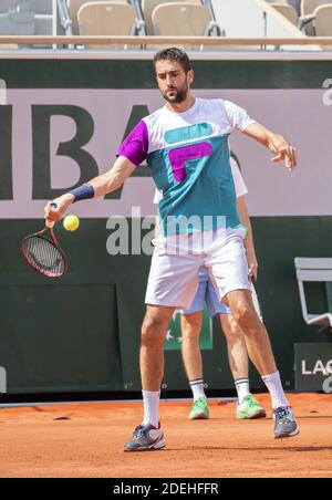 Novak Djokovic kommt während des Trainings mit Marin Cilic während des French Open Tennisturniers im Roland Garros Stadion in Paris, Frankreich am 23. Mai 2019 auf den Platz. Foto von ABACAPRESS.COM Stockfoto