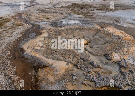 Große und kleine Anemone Geysire zwischen Eruptionen im Upper Geyser Basin des Yellowstone National Park in Wyoming, USA. Stockfoto