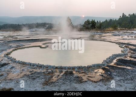 Der Doublet Pool ist eine zeitweilige clearwater-heiße Quelle auf dem Geyser-Hügel im Upper Geyser Basin, Yellowstone Nationla Park, Wyoming, USA. Stockfoto