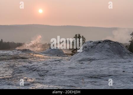 Die großen Sinterkegel der Löwengruppe der Geysire auf dem Geyser Hill im Upper Geyser Basin des Yellowstone National Park, Wyoming, USA. Stockfoto