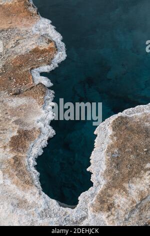 Die Blue Star Spring ist eine ruhige clearwater heiße Quelle im Upper Geyser Basin des Yellowstone National Park in Wyoming, USA. Stockfoto