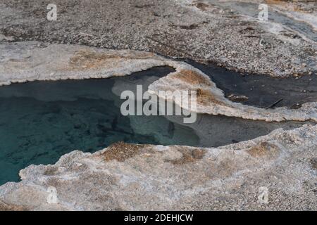 Die Blue Star Spring ist eine ruhige clearwater heiße Quelle im Upper Geyser Basin des Yellowstone National Park in Wyoming, USA. Stockfoto