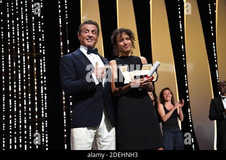 Sylvester Stallone überreicht Mati Diop den Grand Prix Preis für ihren Film 'Atlantique' bei der Abschlussfeier während der 72. Jährlichen Filmfestspiele von Cannes am 25. Mai 2019 in Cannes, Frankreich. Foto von David Niviere/ABACAPRESS.COM Stockfoto