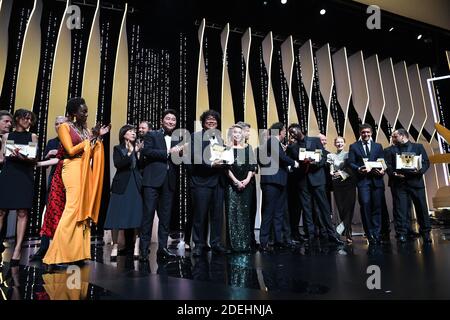 Der südkoreanische Regisseur Bong Joon-Ho (3rdl) posiert auf der Bühne mit dem Palme d'Or Preis, den er für den Film 'Parasit (Gisaengchung)' als (Froml) Übersetzer, der südkoreanische Schauspieler Song Kang-ho, US-Regisseur und Jurymitglied der Filmfestspiele von Cannes Kelly Reichardt, die französische Schauspielerin Catherine Deneuve, Der polnische Regisseur und Jurymitglied der Filmfestspiele von Cannes Pawel Pawlikowski, der mexikanische Regisseur und Präsident der Jury der Filmfestspiele von Cannes Alejandro Gonzalez Inarritu, der französische Regisseur und Jurymitglied der Filmfestspiele von Cannes Enki Bilal, der französische Regisseur Ladj Ly, halten Stockfoto