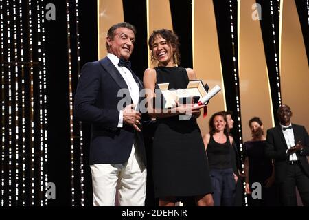 Sylvester Stallone überreicht Mati Diop den Grand Prix Preis für ihren Film 'Atlantique' bei der Abschlussfeier während der 72. Jährlichen Filmfestspiele von Cannes am 25. Mai 2019 in Cannes, Frankreich. Foto von David Niviere/ABACAPRESS.COM Stockfoto