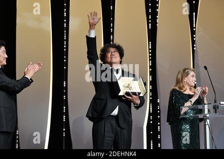Der südkoreanische Regisseur Bong Joon-Ho (L) erhält von der französischen Schauspielerin Catherine Deneuve den Palme d'Or-Preis für den Film 'Parasite (Gisaengchung)', wie Alejandro Gonzalez Inarritu am 25. Mai als mexikanischer Regisseur und Jurypräsident der Filmfestspiele von Cannes ansieht. 2019 während der Abschlussfeier der 72. Ausgabe des Filmfestivals von Cannes in Cannes, Südfrankreich. Foto von David Niviere/ABACAPRESS.COM Stockfoto