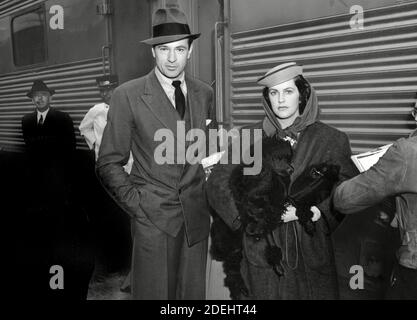 Gary Cooper mit dem Zug nach Los Angeles, CA mit seiner Frau Veronica (Balfe) Cooper um 1938 / Aktenzeichen # 34000-856THA Stockfoto