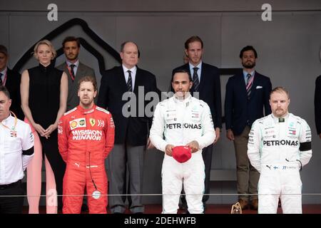 Die drei Top-Finisher Lewis Hamilton aus Großbritannien und Mercedes GP, Sebastian Vettel aus Deutschland und Ferrari und Valtteri Bottas aus Finnland sowie Mercedes GP stehen beim F1 Grand Prix von Monaco am 26. Mai 2019 in Monte-Carlo, Monaco auf dem Podium.Foto von David Niviere/ABACAPRESS.COM Stockfoto