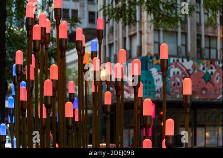 State Street Lightscape Lichtskulptur bei Nacht in Chicago Stockfoto
