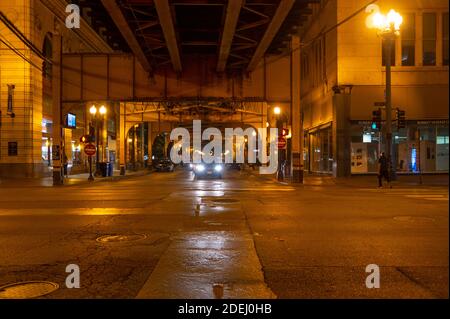 Nachtaufnahme der erhöhten L-Bahnstrecke in Chicago, Illinois Stockfoto